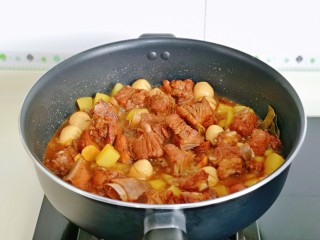 14、红烧土豆,大火收汁，我没有把汤汁收干，因为我家宝贝喜欢用排骨汤拌饭～根据个人喜好来就可以。