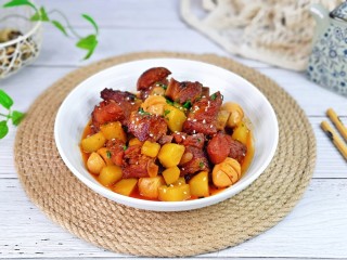 15、红烧土豆,盛出装盘，撒上切好的葱花，熟白芝麻点缀。