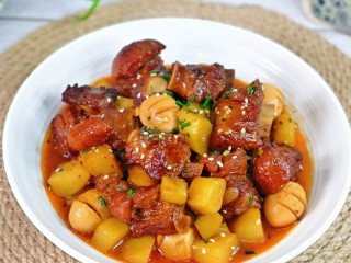 17、红烧土豆,一道经典的家常菜，排骨土豆，鹌鹑蛋完美搭配。