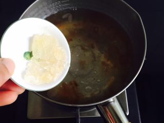 9、桃胶皂角米雪燕紫薯羹,加入黄冰糖