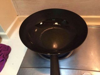 2、#猪脚#亮晶晶de红烧猪脚,锅中放入适量油。热锅冷油。