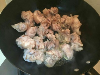 3、#猪脚#亮晶晶de红烧猪脚,开中小火,边炒猪脚。