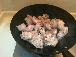 4、#猪脚#亮晶晶de红烧猪脚,中小火煸炒。到表面有点金黄。