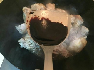 6、#猪脚#亮晶晶de红烧猪脚,老抽加一勺。