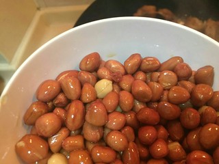 8、#猪脚#亮晶晶de红烧猪脚,加入煸炒好的熟花生米。