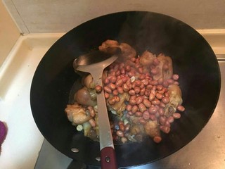 9、#猪脚#亮晶晶de红烧猪脚, 道路锅中和猪脚一起翻炒。