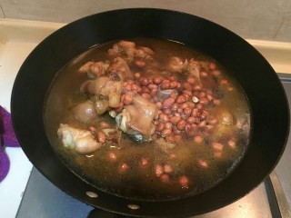 11、#猪脚#亮晶晶de红烧猪脚,倒好水之后。