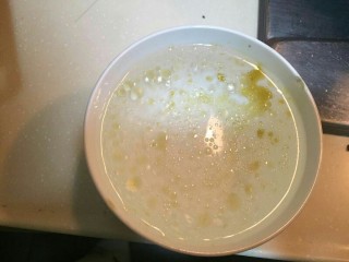 10、#猪脚#亮晶晶de红烧猪脚,加入三碗水。