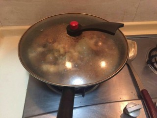 14、#猪脚#亮晶晶de红烧猪脚,盖上锅盖小火闷30分钟。