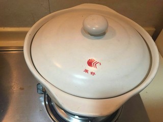 16、#猪脚#亮晶晶de红烧猪脚,继续盖上锅盖小火闷煮。