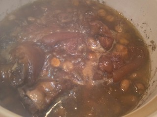 17、#猪脚#亮晶晶de红烧猪脚,继续小火煮,收水收到酱汁浓郁发亮就可以啦。