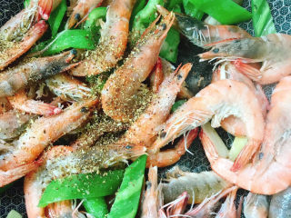 6、椒盐虾,放入花椒粉、盐