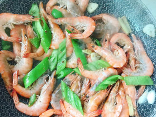7、椒盐虾,炒匀