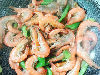 8、椒盐虾,继续翻炒