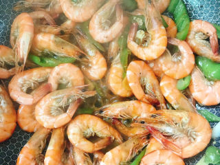 9、椒盐虾,放入酱油