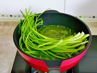 1、西芹炒虾仁,芹菜摘掉叶子，洗干净焯水：水开后下芹菜，加入1勺盐，再次烧开捞出过冷水。