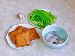 2、西芹炒虾仁,准备好其它食材。