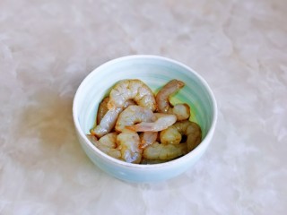 3、西芹炒虾仁,虾仁处理好后加入料酒，生抽抓拌均匀腌制5分钟。