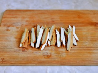 4、西芹炒虾仁,香干冷水冲洗，再切条。