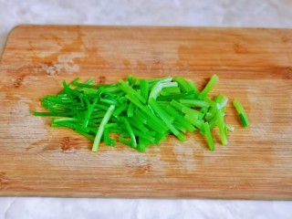 5、西芹炒虾仁,芹菜切段。