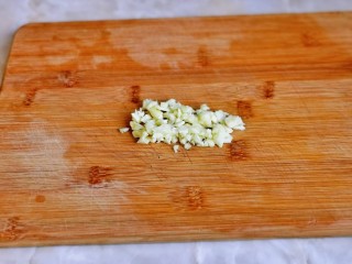 6、西芹炒虾仁,大蒜去皮切碎。