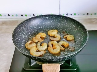 7、西芹炒虾仁,起油锅，倒入腌制好的虾仁煸炒至变色，盛出备用。