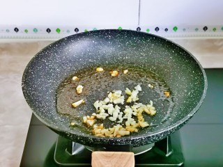 8、西芹炒虾仁,另起油锅，加入蒜末炒香。