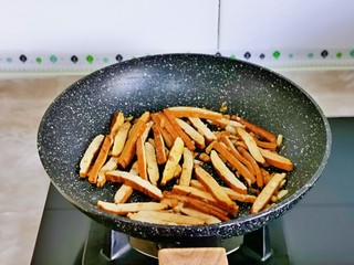 9、西芹炒虾仁,再加入香干翻炒至断生。