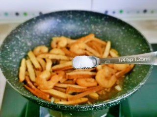 11、西芹炒虾仁,按个人口味加入盐，加入1汤勺纯净水，大火烧开1分钟。