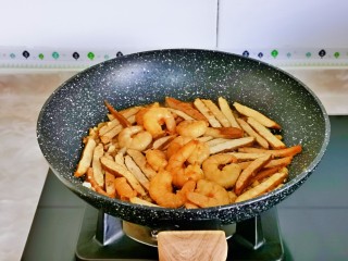 10、西芹炒虾仁,加入煸炒过的虾仁。