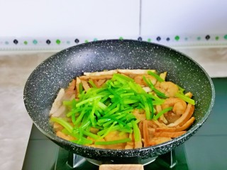 12、西芹炒虾仁,最后加入芹菜段。