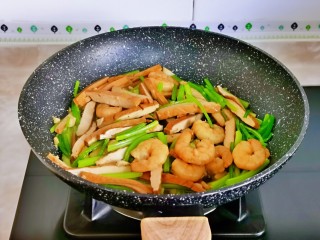 13、西芹炒虾仁,大火快速翻炒均匀即可关火。