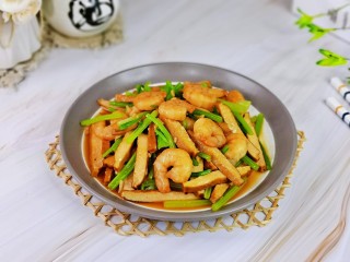 14、西芹炒虾仁,盛出装盘即可食用。