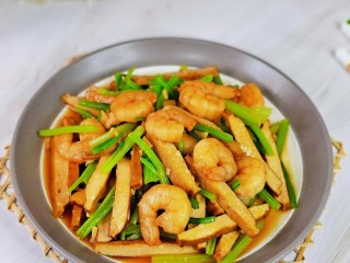 15、西芹炒虾仁,简单快手，鲜美无比，巨好吃。