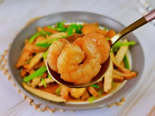 16、西芹炒虾仁,适合一日三餐的小炒，喜欢的做起来。