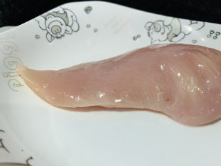 1、手撕鸡胸肉,鸡胸肉一快，洗净，去膜去筋；