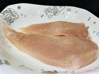 2、手撕鸡胸肉,切两半；