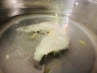 5、手撕鸡胸肉,放入鸡胸肉，转中火煮；