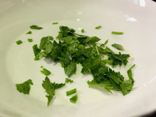 8、手撕鸡胸肉,用辅食剪切碎；