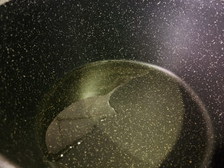 14、手撕鸡胸肉,锅里加2勺食用油；