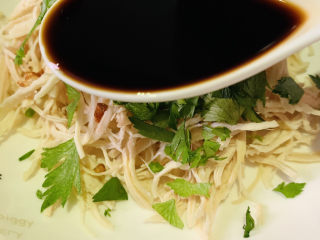 17、手撕鸡胸肉,加一勺酱油；