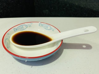 18、手撕鸡胸肉,准备一勺葡萄醋；