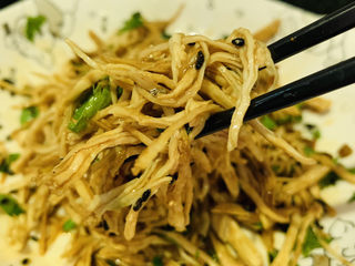 20、手撕鸡胸肉,用筷子搅拌均匀；