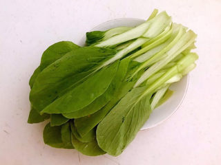 6、油菜豆腐,把油菜清洗干净