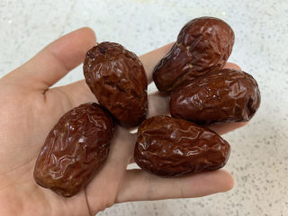 3、苹果银耳红枣汤,期间准备其他食材