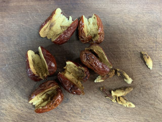 5、苹果银耳红枣汤,去核