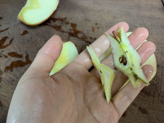 9、苹果银耳红枣汤,去除苹果芯