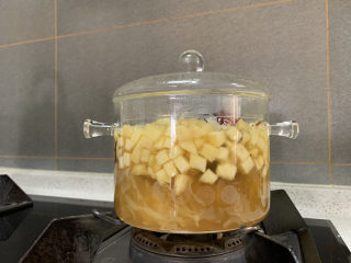 18、苹果银耳红枣汤,根据口味加入适量黄冰糖即可