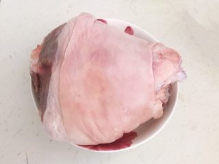1、水晶肘子,猪肘清洗干净，表皮用刀刮干净