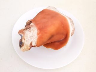 3、水晶肘子,把焯好的猪肘捞出来备用